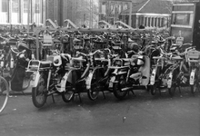 848391 Afbeelding van de rijwielstalling van A.M. Pouw, met gestalde fietsen en bromfietsen op de Oudegracht bij de ...